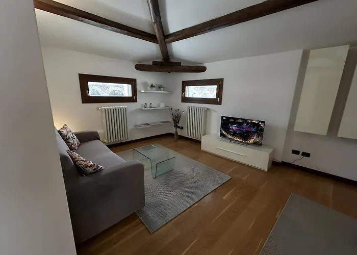 Romantic Window On Arena * فيرونا